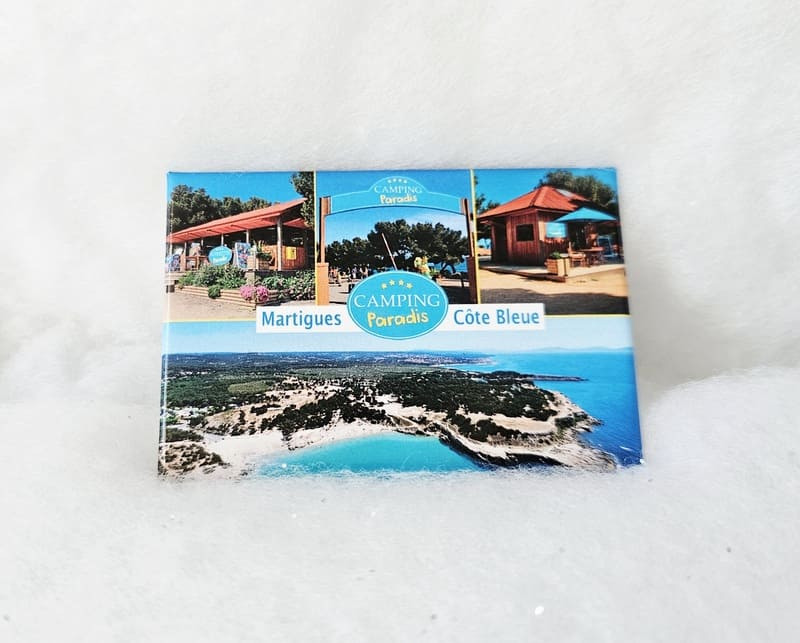 Fridge magnet depicting the filming location of the TV series Camping Paradis, shot in Martigues on the Côte Bleue. Official merchandise available at the Martigues Tourist Office.