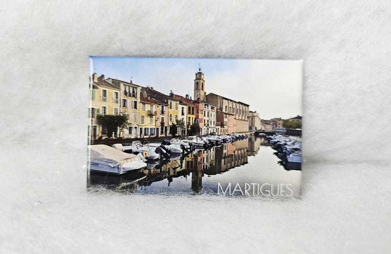 Magnetische Ansicht des Canal Saint-Sébastien in der Altstadt von Martigues. Eine Kollektion, die die farbenfrohen Fassaden, Spiegelungen in den Kanälen und Kirchtürme des Stadtzentrums zeigt. Erhältl