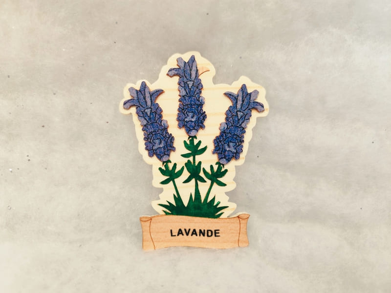 Imán de madera con ramitas de lavanda, de estilo artesanal. Un recuerdo de tus vacaciones, disponible en la Oficina de Turismo de Martigues.