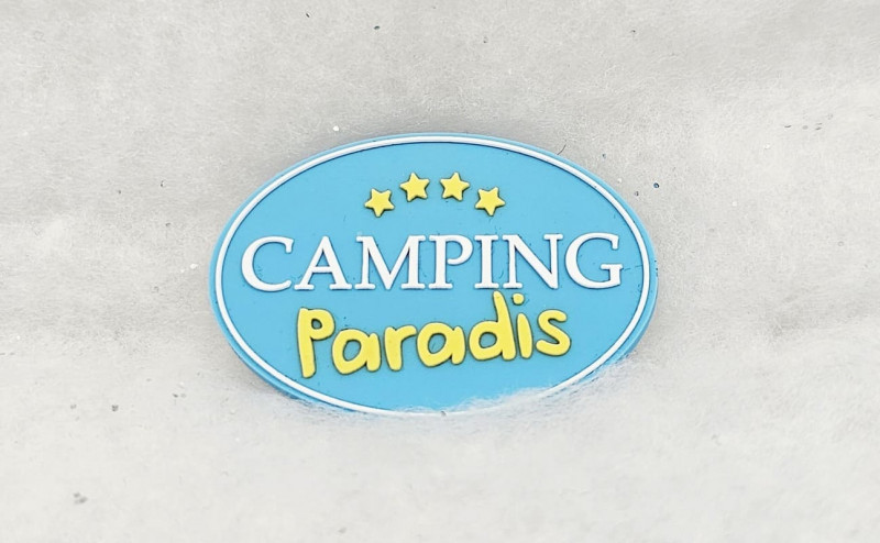 Magnet logo de la série Camping Paradis