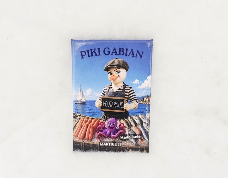 Magnet Piki Gabian Mado Rade - Martigues - © Otmartigues / MarianneB Magnet Piki Gabian Mado Rade, gabiane poissonnière vendant de la poutargue à Martigues