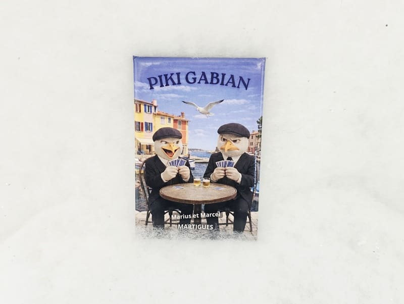 Magnet Piki Gabian Marius et Marcel - Martigues - © Otmartigues / MarianneB Magnet Piki Gabian Marius et Marcel, gabians jouant aux cartes sur le port - Martigues