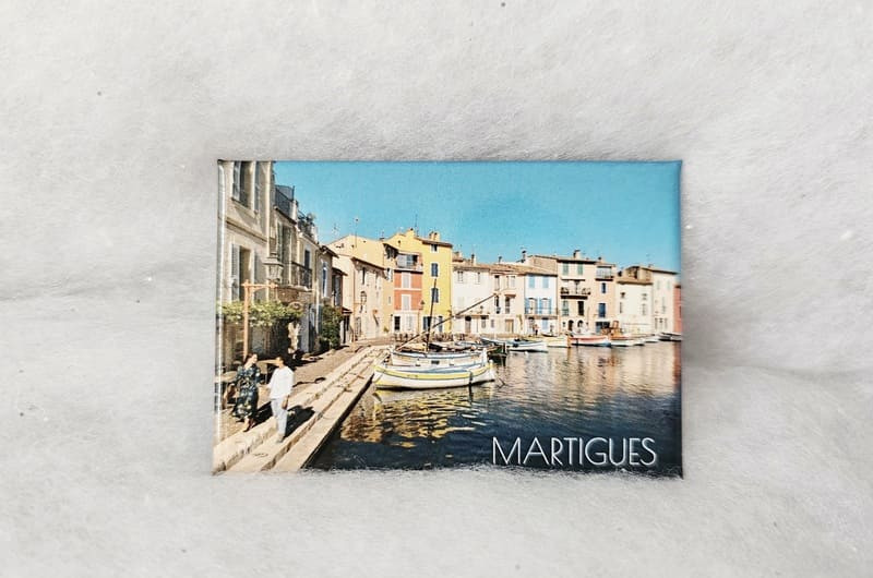Ein romantisches Foto des Miroir aux Oiseaux (Vogelspiegel), einem Wahrzeichen von Martigues. Dieses elegante und exklusive Foto ist als Magnet im Fremdenverkehrsamt von Martigues erhältlich.