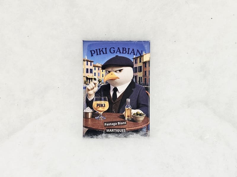 Magnet Piki Gabian Pastaga Biant - Martigues - © Otmartigues / MarianneB Magnet Piki Gabian Pastaga Biant, gabian buvant un pastis en terrasse à Martigues