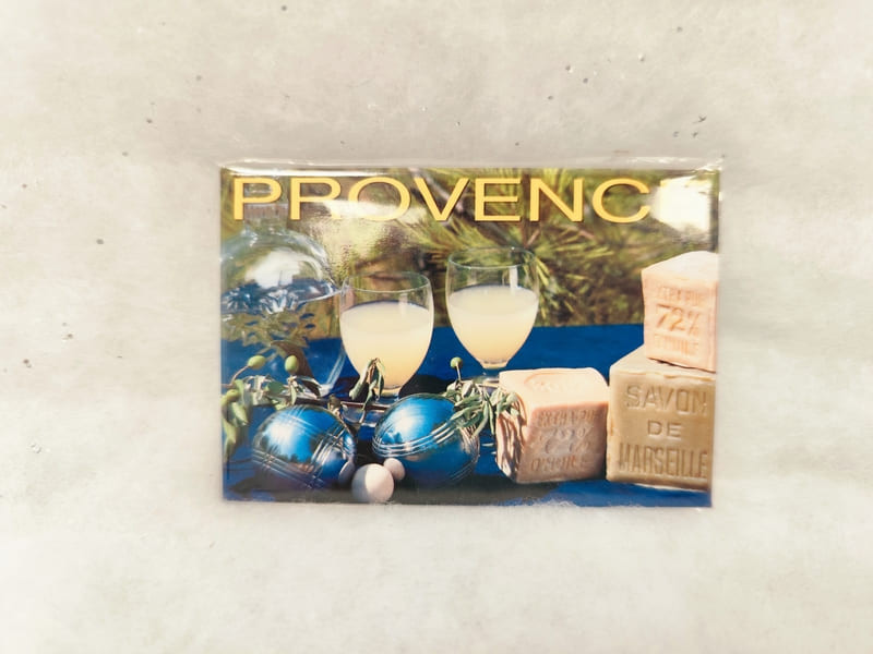 Imán para nevera con motivos de la Provenza - © Otmartigues / MyriamF En la Oficina de Turismo de Martigues encontrará imanes con motivos de pastis, petanca y jabón de Marsella.