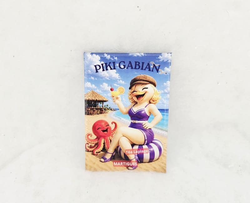 Magnet Piki Gabian Téa Laplage - Martigues - © Otmartigues / MarianneB Magnet Piki Gabian Téa Laplage, gabiane détendue à la plage avec cocktail à Martigues