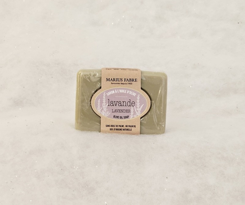 100 g dunkelgrüne Seife mit beigefarbenem Etikett in der Mitte, auf dem Lavendel und Marius Fabre stehen. - © Otmartigues / MarianneB Marius Fabre Lavendelseife, erhältlich im Fremdenverkehrsamt Martigues