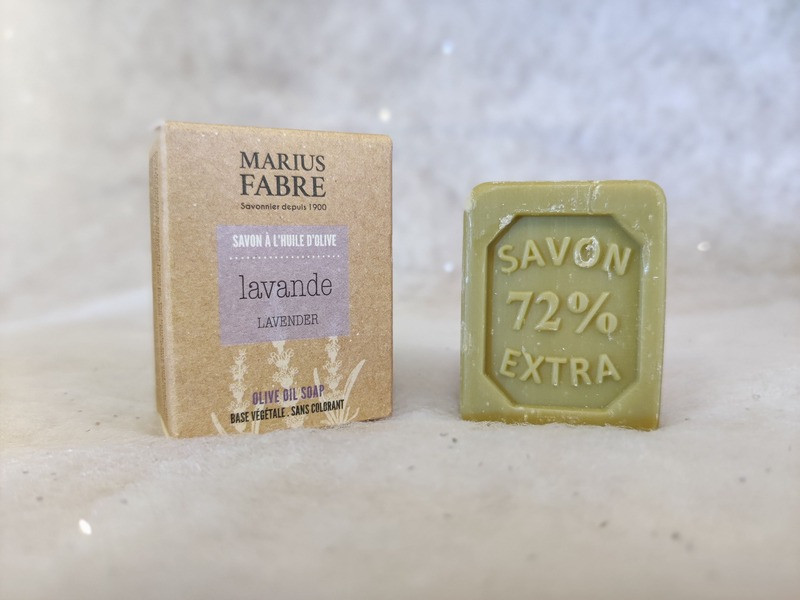 Savon de 40g senteur lavande disposé à côté de son emballage carton portant l'indication du parfum et de la marque Marius Fabre - © Otmartigues / MarianneB Savon solide de voyage dans son étui senteur lavande de la marque Marius Fabre en vente à l'Office de Tourisme de Martigues