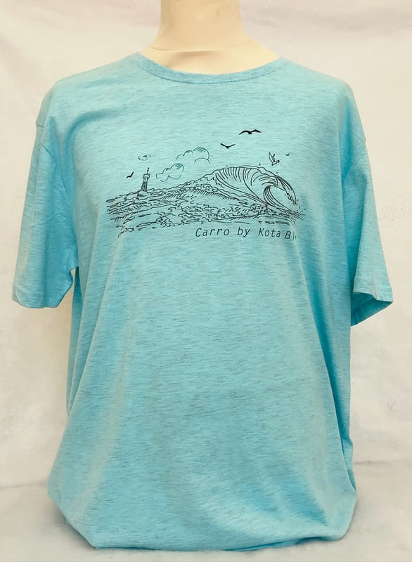 Tee-shirt Kota Blue à l'effigie du spot de surf de Carro - © Otmartigues / MyriamF Tee-shirt Kota Blue à l'effigie du spot de surf de Carro. Tee-shirt fabriqué à Martigues, en vente à l'Office de Tourisme de Martigues