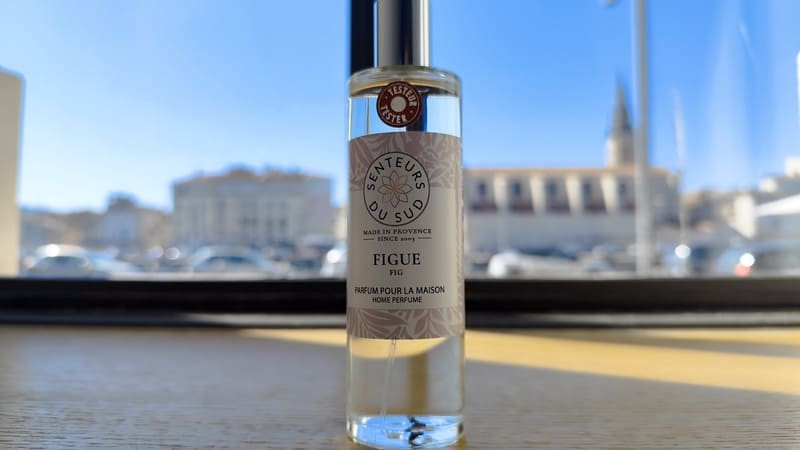 Feigenduft-Raumduft mit violettem Etikett als Anspielung auf die Frucht. Ein Produkt der Marke Senteurs du Sud, erhältlich im Fremdenverkehrsamt Martigues.