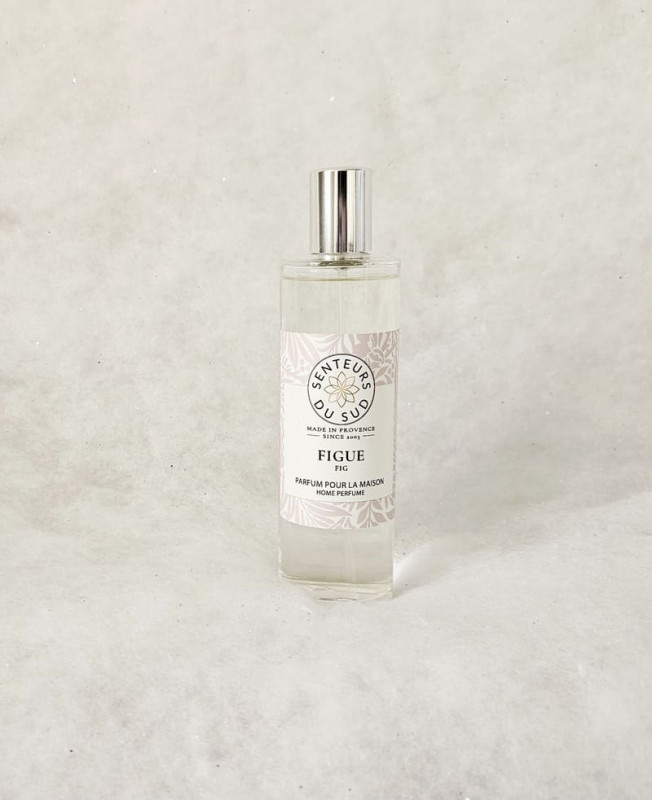 Frasco de vidrio transparente con etiqueta floral morada. El sello de la marca Senteurs du Sud es visible en la parte superior. La fragancia a higos está presente en el centro. - © Otmartigues / MarianneB Fragancia para el hogar con aroma a higos y etiqueta morada que hace referencia a la fruta. Producto de la marca Senteurs du Sud, disponible en la Oficina de Turismo de Martigues.