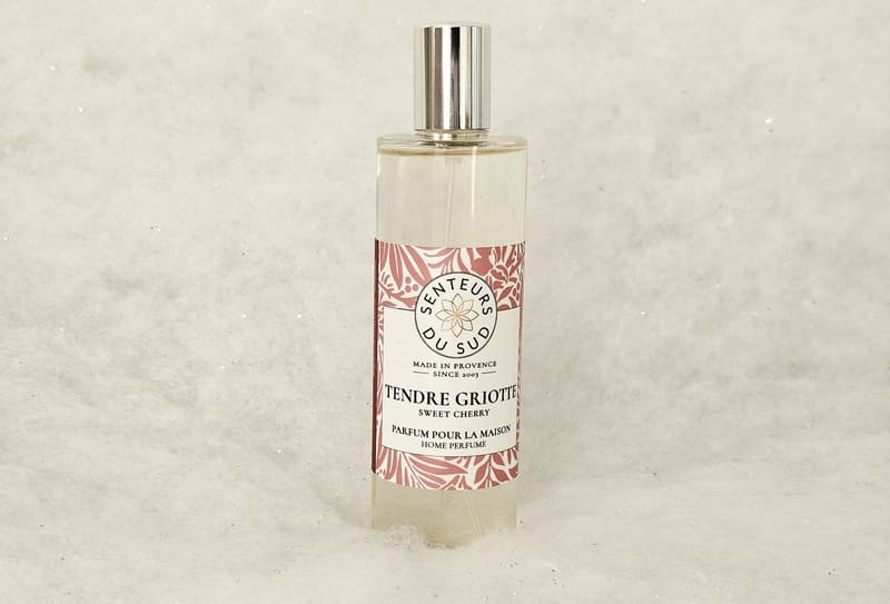 Fragancia para el hogar con etiqueta roja, aroma a cereza ácida, disponible en la Oficina de Turismo de Martigues. Ofrecida por la marca Senteurs du Sud.