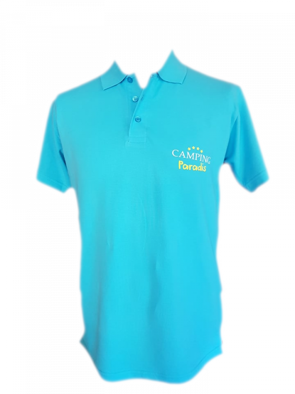 Polo de hombre Camping Paradis con inscripción blanca y amarilla del logo Camping Paradis en el lado del corazón