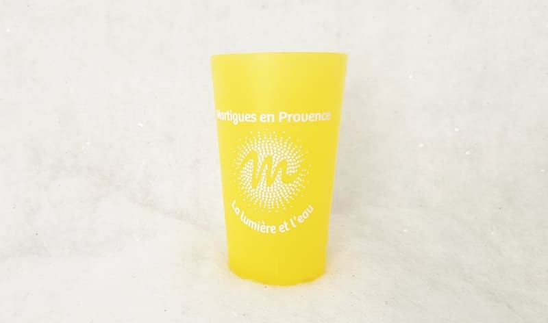 Vaso amarillo con las palabras Martigues en Provence y la letra M de Martigues. Un vaso práctico para picnics y para ir a la playa.