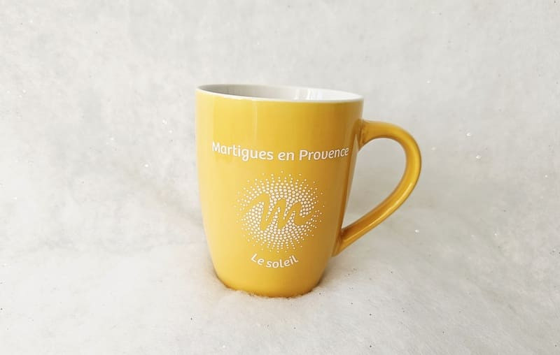 Taza amarilla soleada con los colores de Martigues y el sur de Francia. Un recuerdo para alegrar tus mañanas en la Provenza.