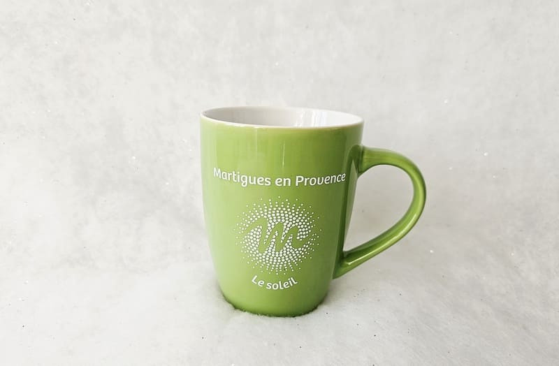 Taza verde con los colores de Martigues y el sur de Francia. Un recuerdo para alegrar tus mañanas en la Provenza.