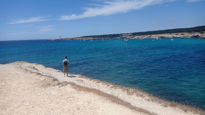Wandern auf dem Küstenweg in La Couronne, Martigues.