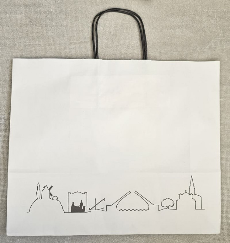 Bolsa de papel kraft que representa el horizonte del centro de Martigues y sus símbolos icónicos. De venta exclusiva en la Oficina de Turismo de Martigues.