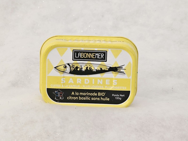 Sardinas enlatadas de la colección Bonne Mer, Ferrigno. Las sardinas están marinadas en limón y albahaca, sin aceite. Disponibles en la Oficina de Turismo de Martigues.