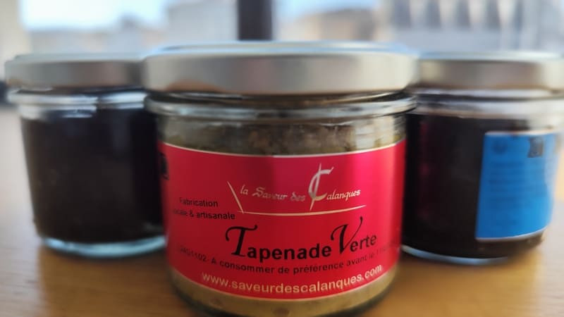 Glas Grüne Tapenade mit rosa Etikett mit dem Label „Saveur des Calanques“. Handwerkliches Rezept der Konservenfabrik Lou Mujou in Port-de-Bouc