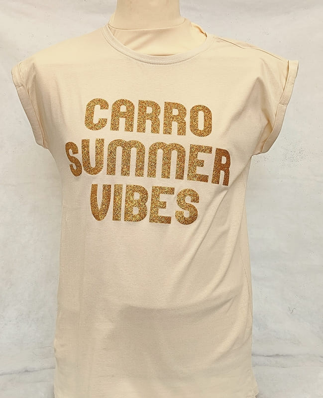 Cremefarbenes Damen-T-Shirt mit Rundhalsausschnitt und goldglitzerndem Schriftzug: Carro Summer Vibes. Originaldesign von Kota Blue an der Côte Bleue.