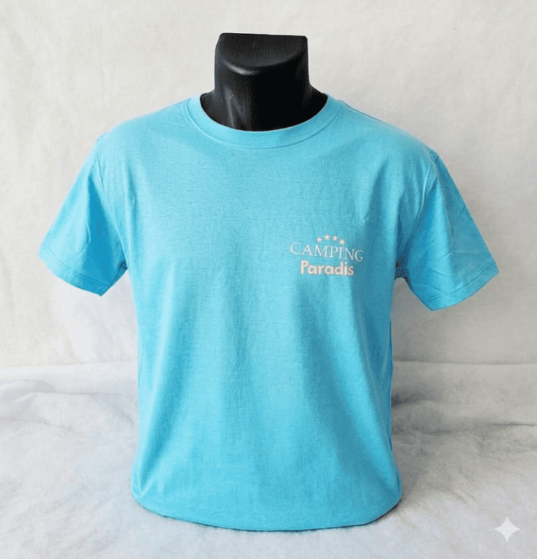 Camiseta con los colores de la serie de televisión Camping Paradis, rodada en Martigues. Prenda unisex para adulto, hombre o mujer, de la colección oficial.