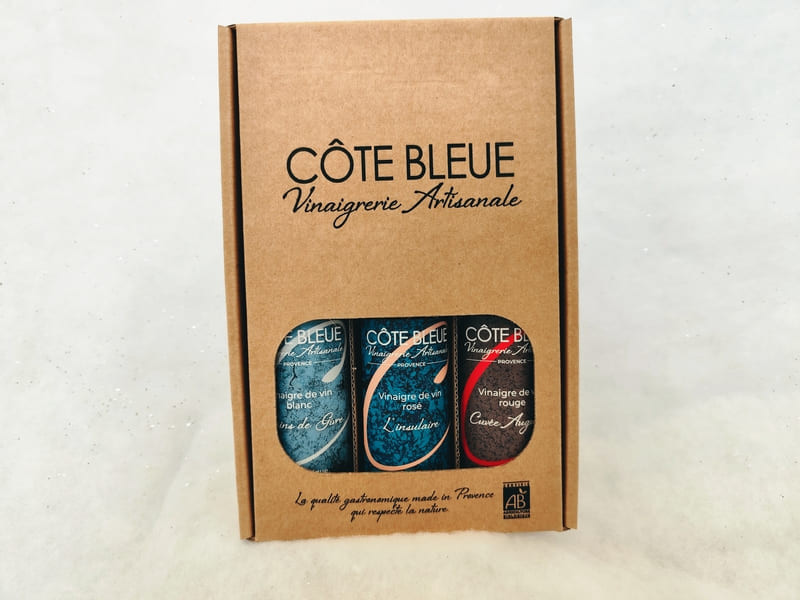 Drei Flaschen Essig im Probierset der handwerklichen Essigmanufaktur Côte Bleue. Lokales Produkt, erhältlich im Fremdenverkehrsamt von Martigues.