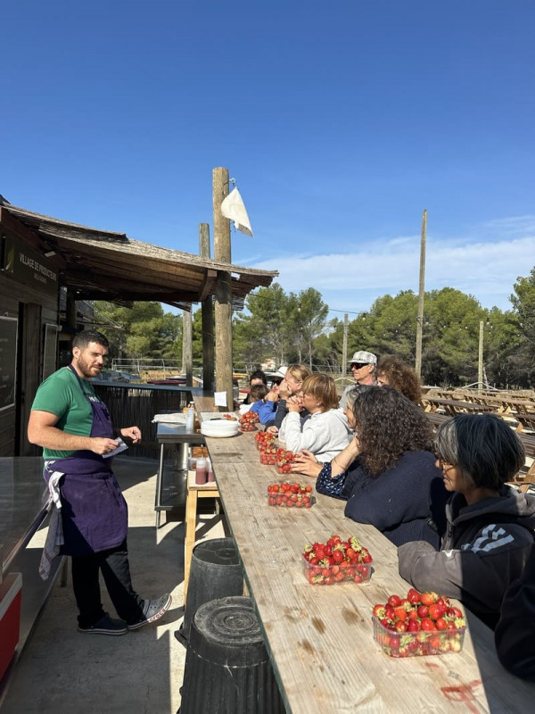 Atelier cuisine à la ferme Aïoli Caganis avec le chef et les participants à l'atelier. Proposé pour les groupes sur réservation à l'Office de Tourisme de Martigues