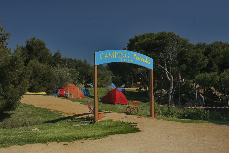 Panneau de signalétique de l'entrée du camping Paradis trois étoiles