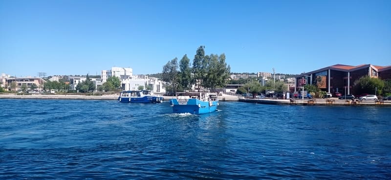 Free water shuttle that operates continuously on the Martigues canals as a gentle means of transportation. It operates like a bus, but on the water. - © Otmartigues / MyriamF