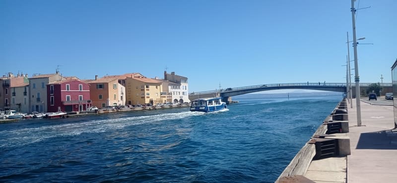 Navette maritime gratuite à Martigues comme transport en commun. Mobilité douce pour habitants et touristes et relient les trois quartier du centre-ville de Martigues. Navette maritime qui permet aussi d'aller au marché de Jonquières - © Otmartigues / MyriamF
