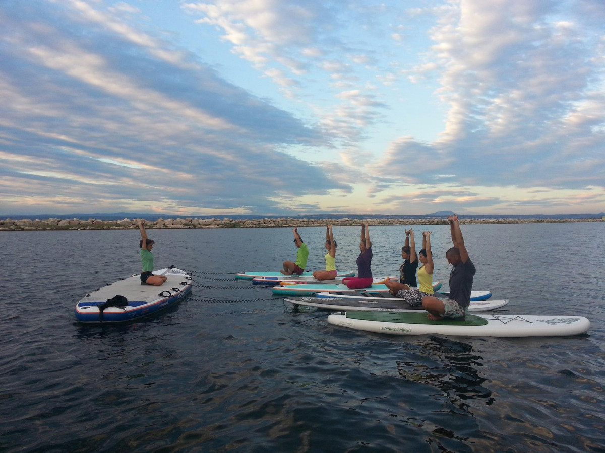 Paddle yoga sur l'étang de Berre - © Fabienne Scibena