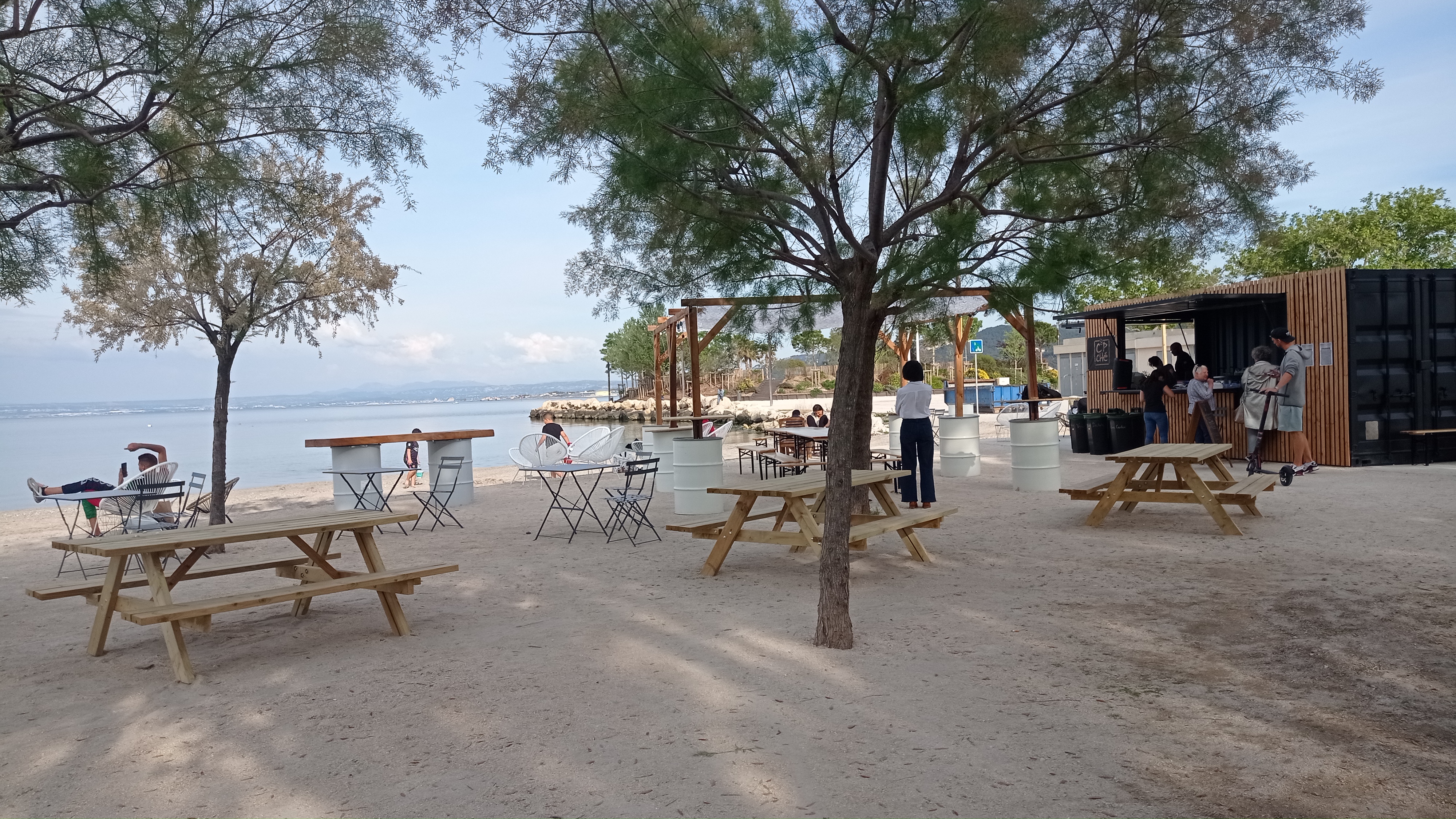 Paillote à la plage de Martigues - © Otmartigues / MyriamF