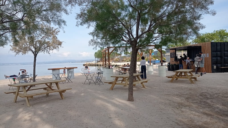 A quiet and relaxing spot on Ferrières beach in Martigues, near the C Péché beach hut. On the shores of the Etang de Berre, enjoy lunch or dinner by the water in summer, day and ev - © Otmartigues / MyriamF
