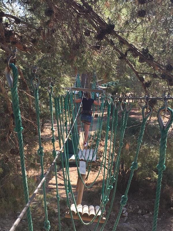 7 treetop adventure courses for all levels with platforms, ladders, and ropes in the trees of the Parc de Figuerolles in Martigues - © Delphine_lty