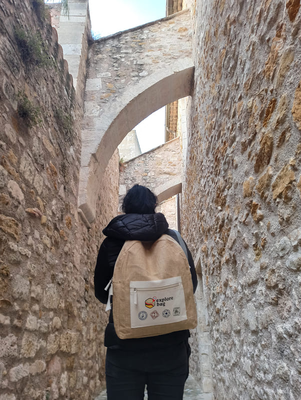 Mochila de yute con My Explore Bag: un enfoque ecológico. Divertido juego con pistas y objetos inusuales para visitar cuatro pueblos del Etang de Berre mientras te diviertes. - © Otmartigues / KarimK