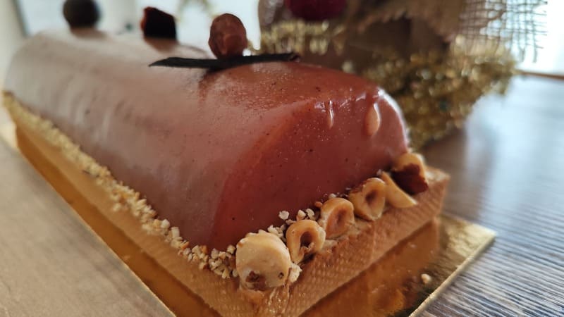 Buche de Noël dans la tradition confectionné par l'artisan chocolatier Poitevin de la boutique Les Perles de l'étang à Martigues - © Otmartigues / MyriamF