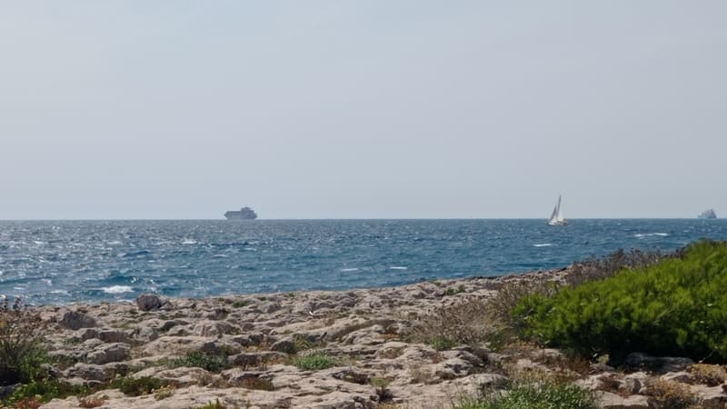 Bateaux au large depuis les rives de la mer méditerranée sur les abords de la voie verte de 1km entre le port de Carro et la plage des Laurons à Martigues - © Otmartigues / MyriamF