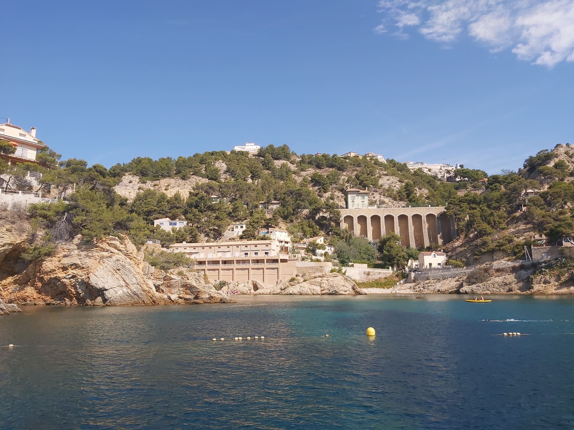 Train de la Côte Bleue TER entre Marseille et Martigues. Vue du bord de mer et du littoral depuis le train. Paysages magnifiques à voir à bord du train bleu au départ de Marseille, gare Saint-Charles - © Otmartigues - VictoriaG