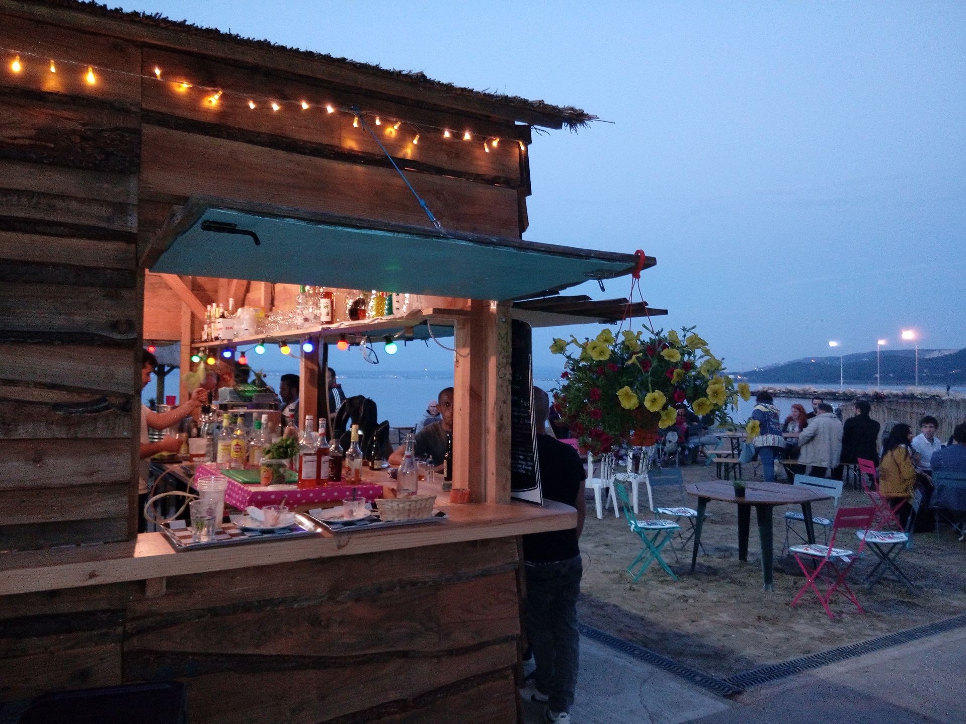 Petit restaurant au bord de l'eau à Martigues - © Otmartigues / KarimK