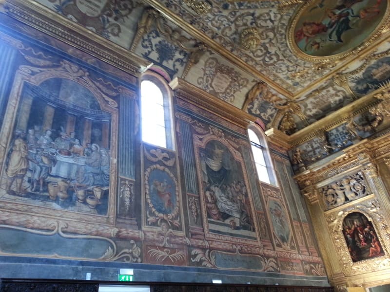 Photo taken from an angle showing a corner of the walls of the Annunciation Chapel, covered with colorful frescoes depicting scenes from the Christian Bible. - © Otmartigues / MyriamF