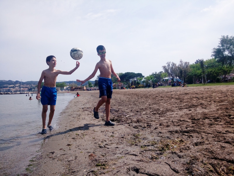 Plage au bord de l'étang de Berre Martigues - © Otmartigues / KarimK