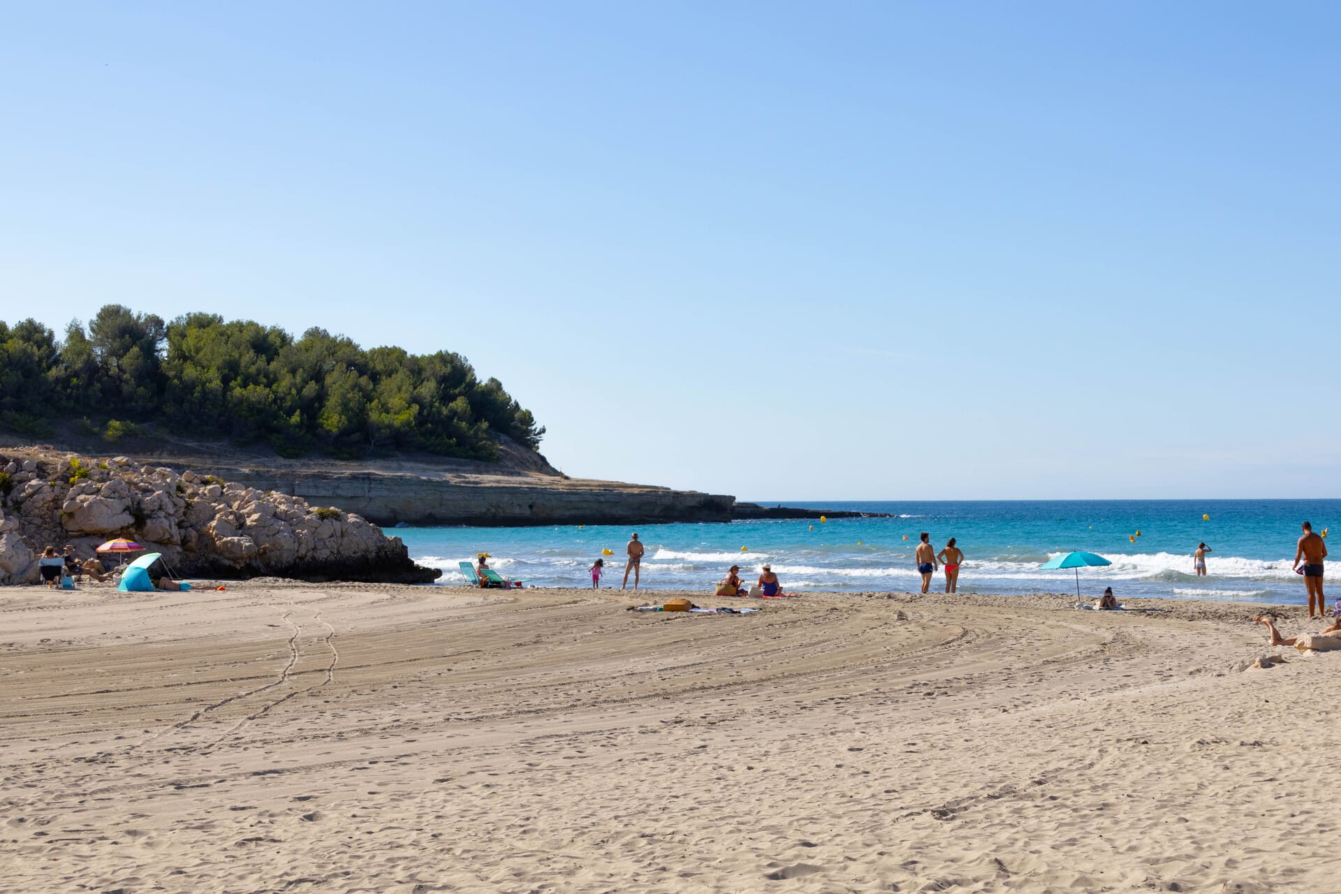 Plage de sable fin de la Côte Bleue. Les plus belles plages en famille à Sainte-Croix et La Saulce, La Couronne Martigues. Plages calmes et intimistes pour les enfants et les familles - © Otmartigues / MarieB