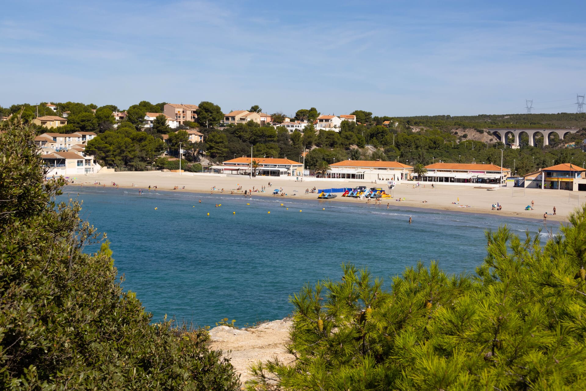 Plage du Verdon à La Couronne, la plus grande plage de sable sur la Côte Bleue. Plage aménagée pour les familles, surveillée en été pour les enfants, sentiers de randonnée traversant la plage depuis Martigues - © Otmartigues / MarieB