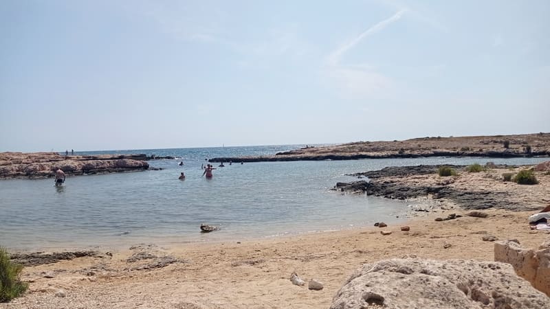 Crique sauvage sur la voie verte entre Carro et les Laurons à Martigues où des baigneurs sont dans l'eau et profitent du calme environnant - © Otmartigues / MyriamF