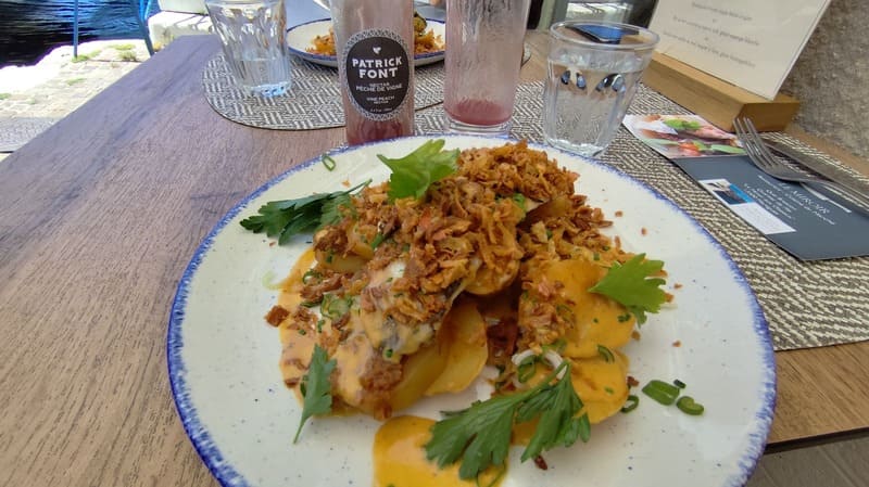 Assiette de saveurs locales avec des produits frais favorisant le circuit court. Poissons et pommes de terre avec des oignons frits cuisinés par le chef du restaurant Le Miroir à Martigues - © Otmartigues / MyriamF