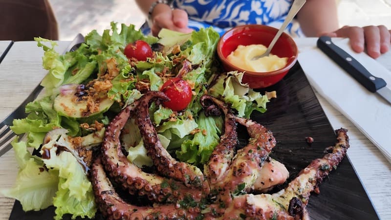Plat simple et rapide pour un déjeuner dans une brasserie à Martigues. Pêche locale et produits sains, le fait maison offre des saveurs locales exceptionnelles  - © Otmartigues / MyriamF