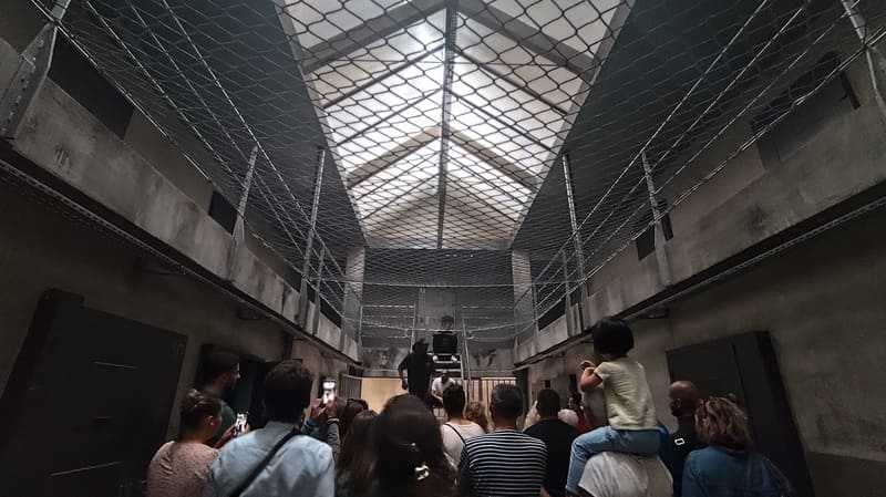 Prison reconstituée dans un vrai décor de cinéma. Utilisé pour les films, séries et clips tournés à Martigues dans les studios de Provence Studios - © Otmartigues / MyriamF