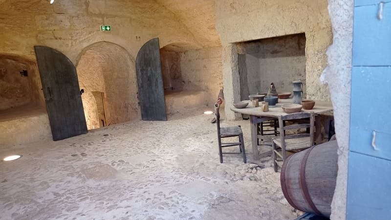 Guard room with reconstructed tables, chairs, and kitchen utensils within Fort de Bouc. A military structure open year-round in Martigues - © Otmartigues / MyriamF