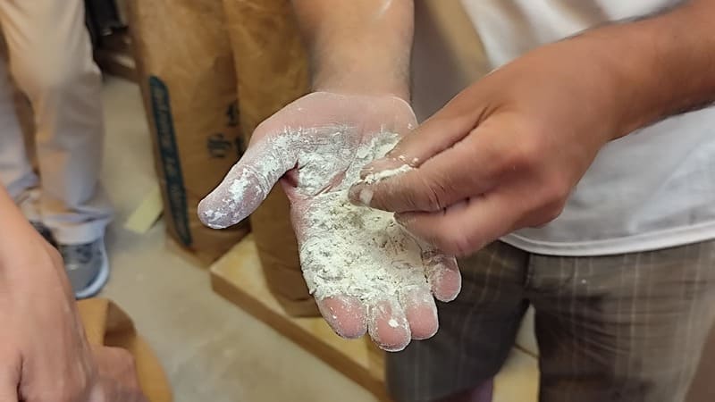 Rencontre avec Thierry Seren, artisan boulanger à Martigues. Visite d'atelier et échange avec les producteurs locaux de la plaine de Saint-Julien-les-Martigues - © Otmartigues / MyriamF